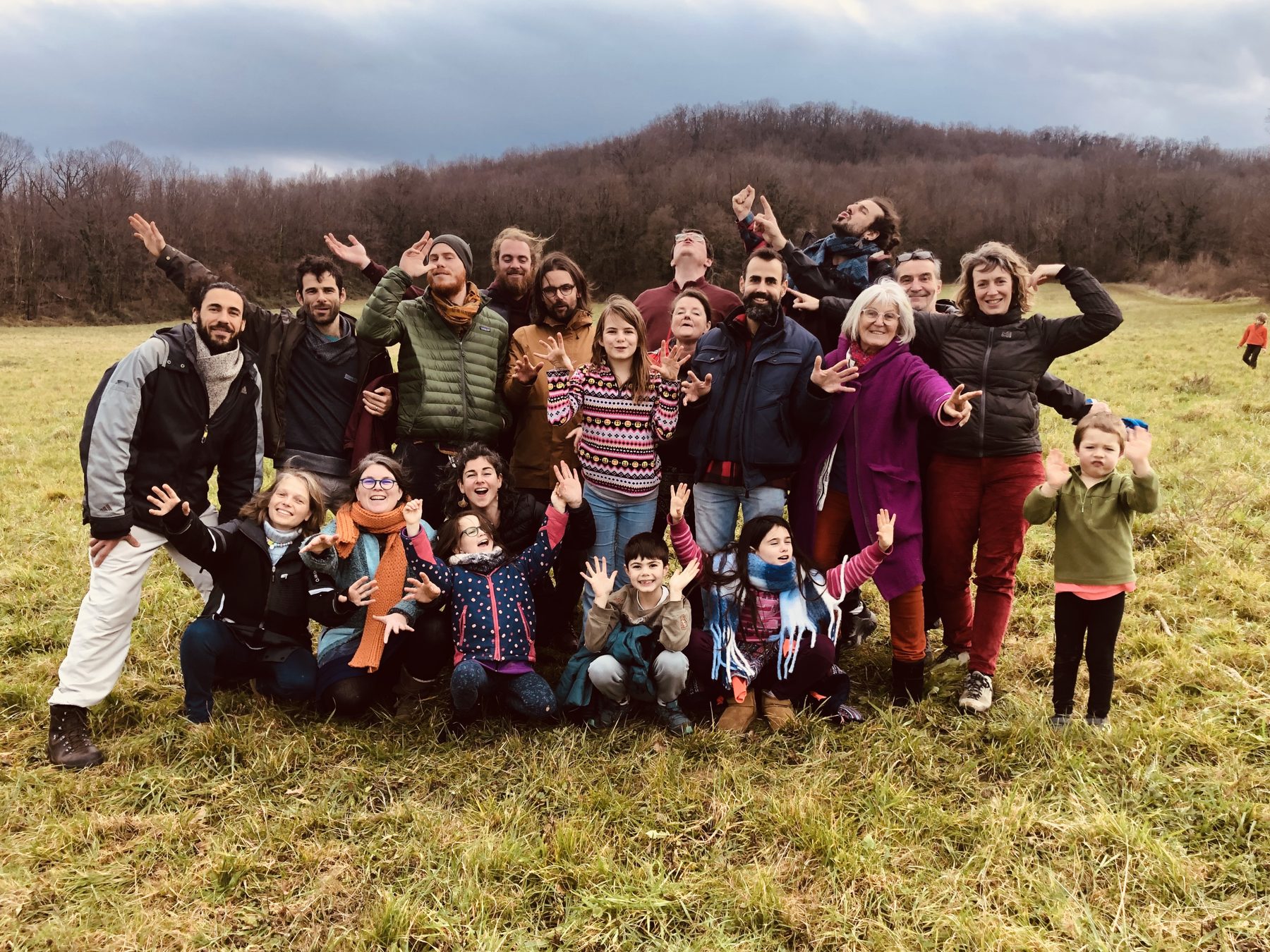 Le collectif Loutopia réuni dans un pré